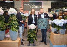 Het team van Sjaak van Schie: Sjoerd Ypma, Liza Redshaw en Arjan van Velzen. Het drietal had extra aandacht voor de nieuwe uitstraling van hun merk HY-PE. En in het midden en aan Sjoerd’s rechterzijde is ook hun Avant Garde te zien.